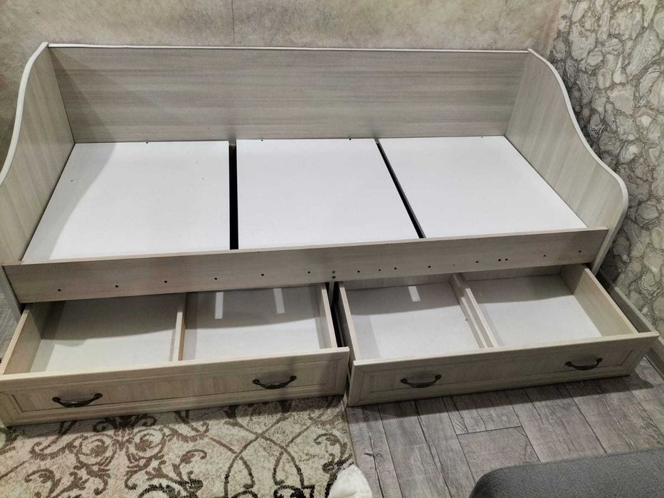 Продам кровать с матрасом