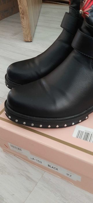 Ghetuțe negre cu broderie, mărimea 37