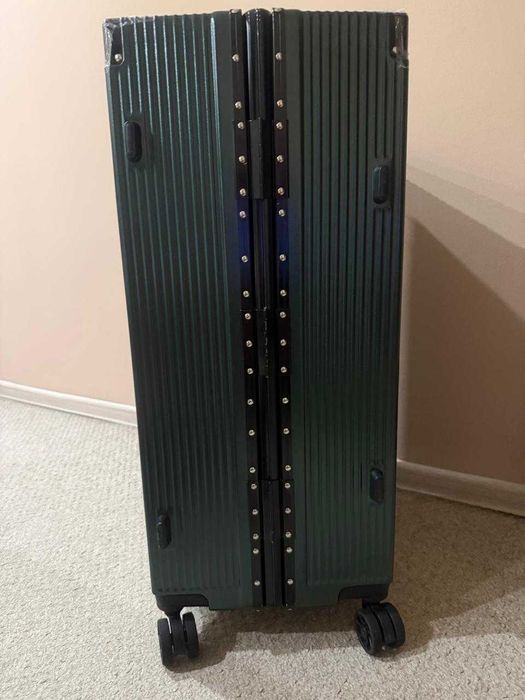 Продам чемодан новый