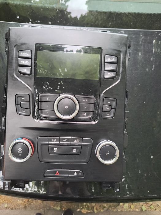 Vând consola radio Megane 4 stare foarte 2020