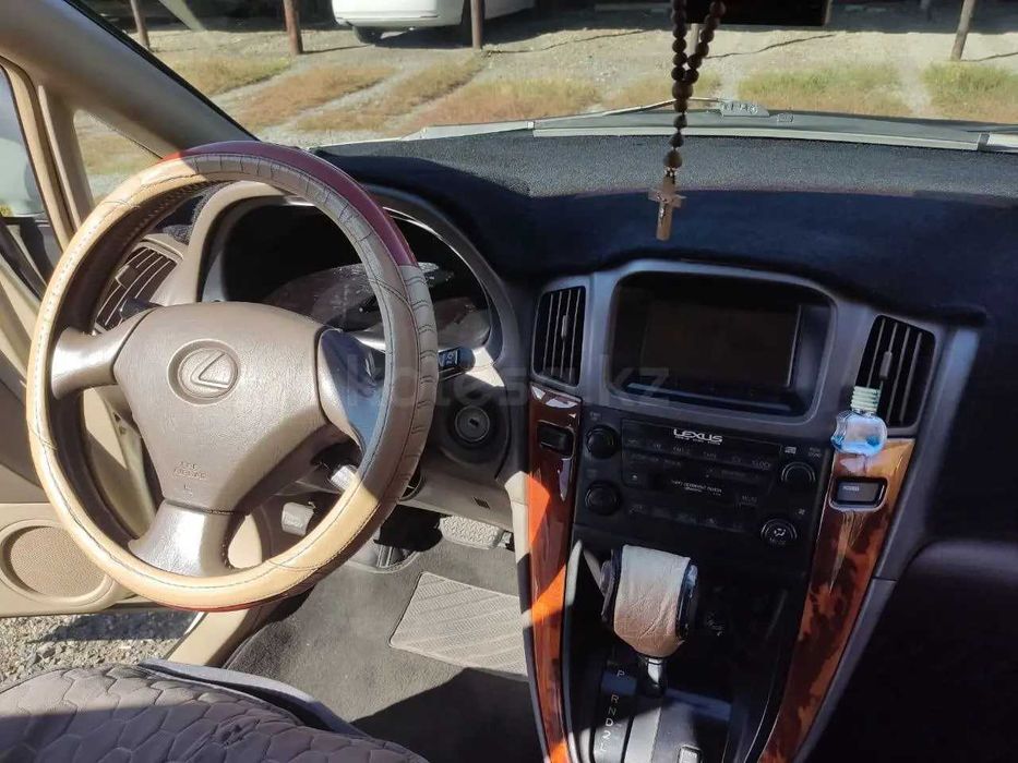 Автомобиль Lexus RX 300