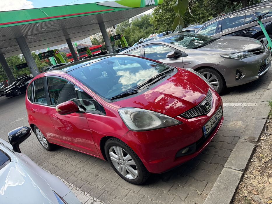 Honda Jazz 2009 | 1.3 Benzină | 73 CP | Pilot Automat | 235.000 km | Roșie
