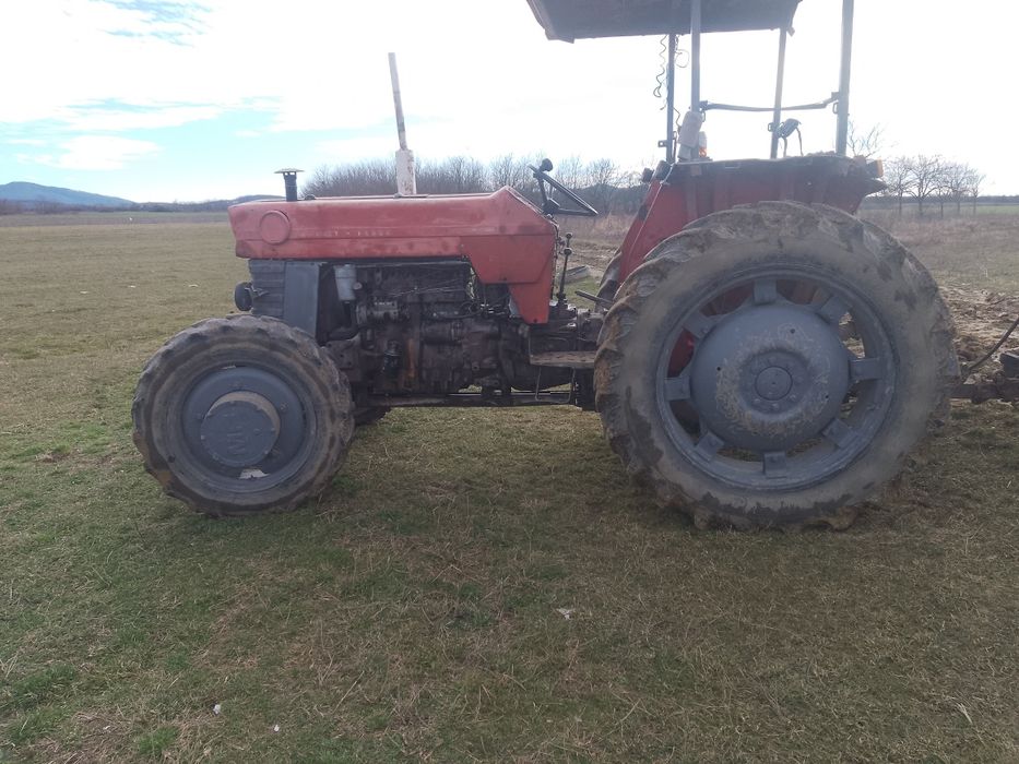 Vând tractor Massey Ferguson