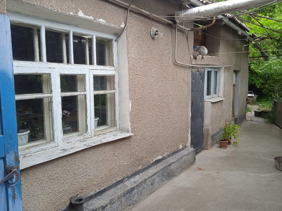 Продам дом с времянкой и участком