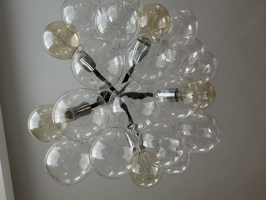 Candelabru din sfere de sticla