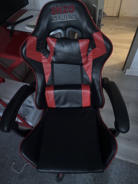 Scaune si mese gaming impecabile