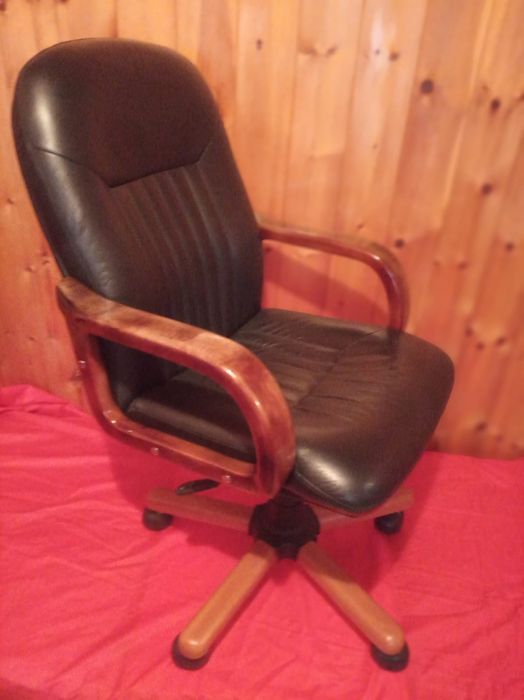 Кресло кожаное черное