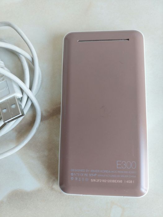 Vând iRiver E300 alb fără probleme + cablu de date BONUS //poze reale