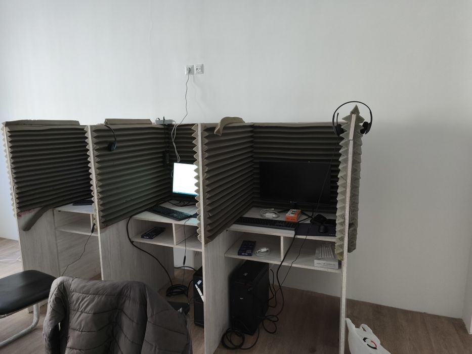 Звукоизолированные рабочие места — 3 кабины для интернет-кафе