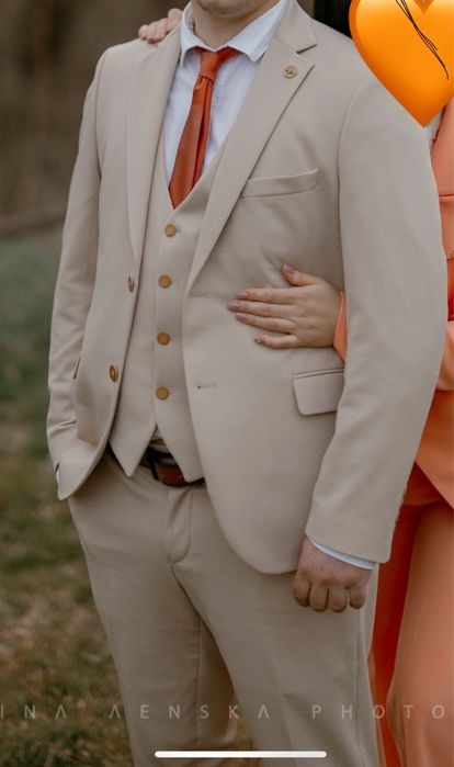 Бежов костюм с оранжеви елементи