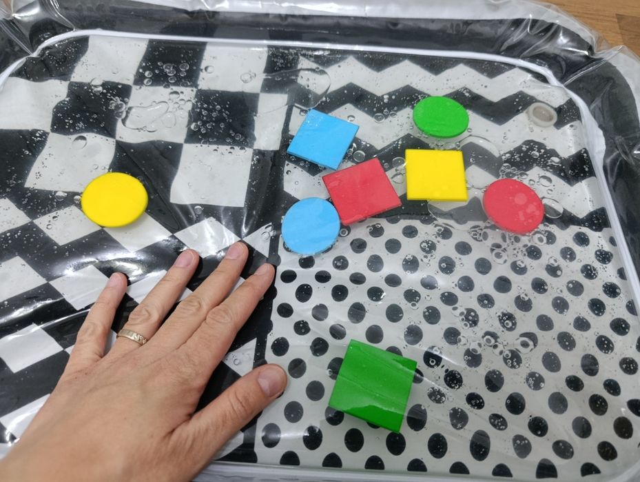 Salteluță cu apă Montessori pentru bebeluși – Alb-Negru contrastant, i