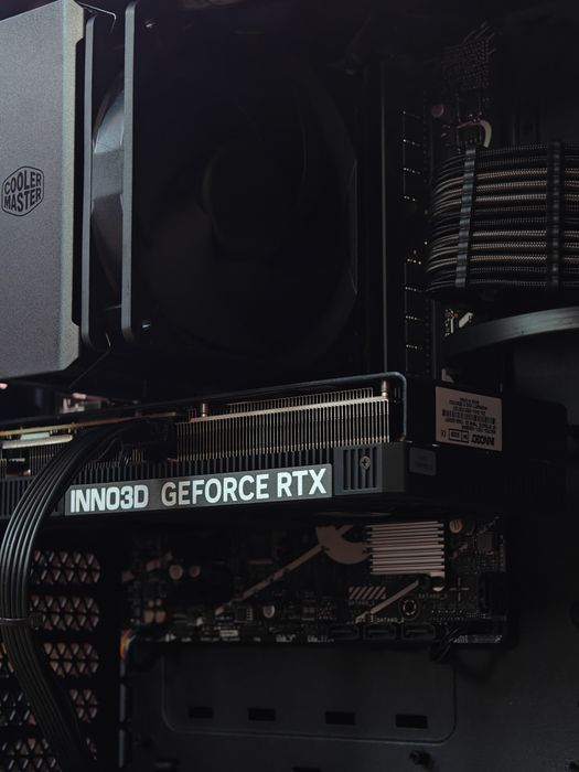 RTX 5070 / i7 13700 / 32GB RAM / 1TB SSD Геймърски Компютър