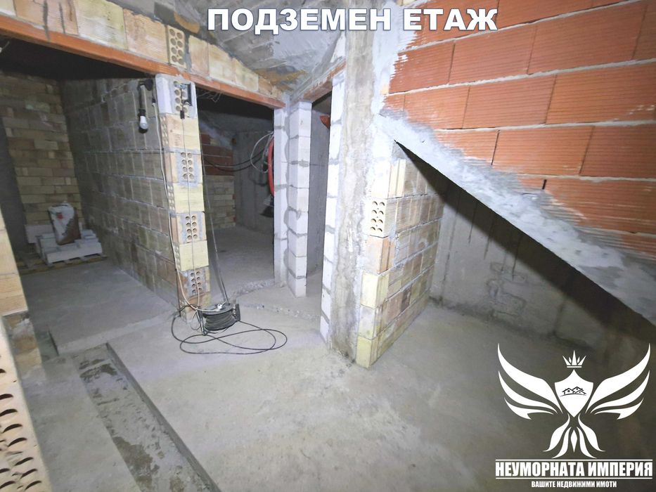 Продавам три етажна къща с 402РЗП, гараж и двор 460кв.м. в гр.Асеновград, кв.Изток на местност Шкилово