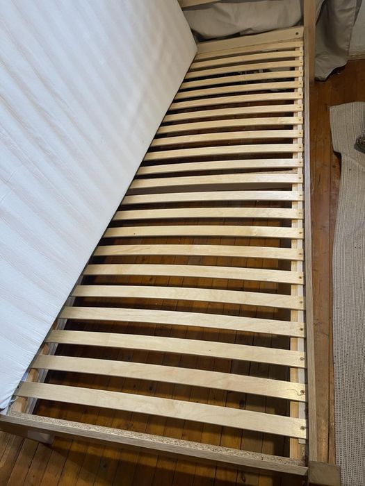 Продавам легло за матрак 90/200