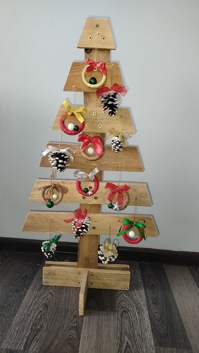 Продавам красива ръчно изработена дървена елха