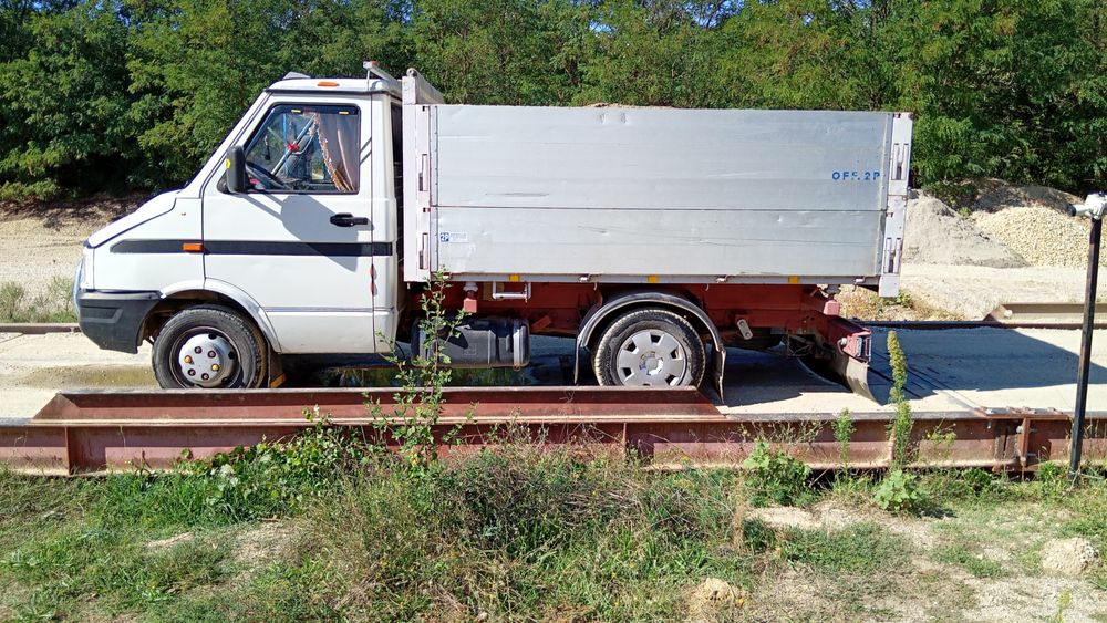 Nisip , piatră ,pămănt vegetal și de unplutură
