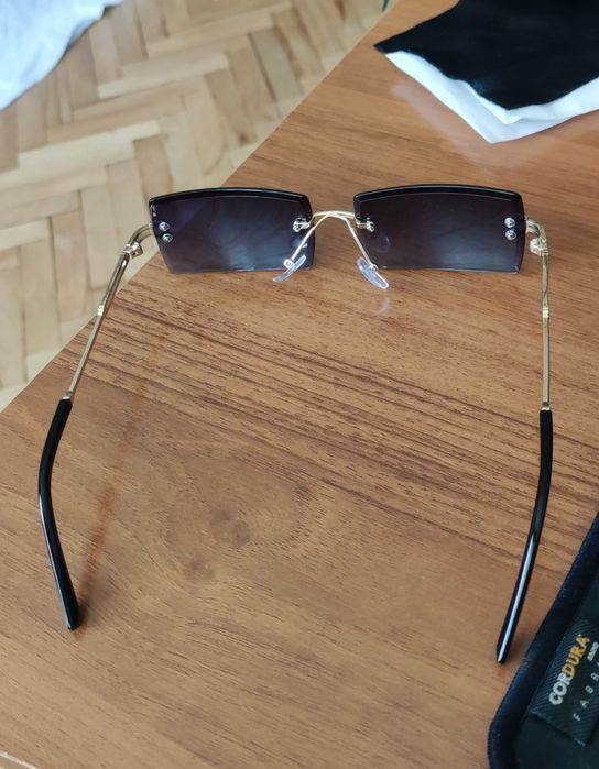 Слънчеви очила (черни и тъмно сини)