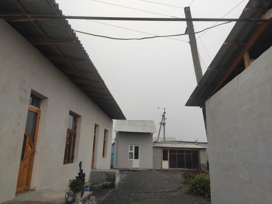 Yangi Xovli uchaska sotiladi