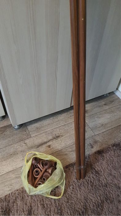 Galerie perdele cu inele maro.