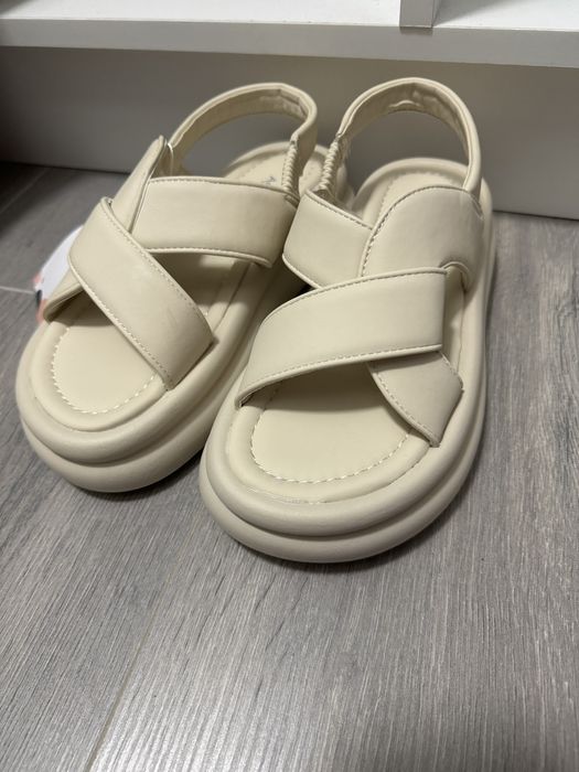 Продам новые босоножки