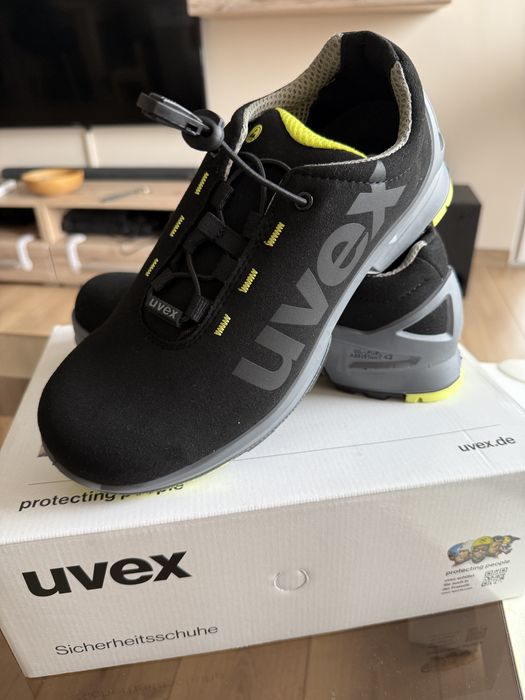 Работни обувки UVEX 42 - нови