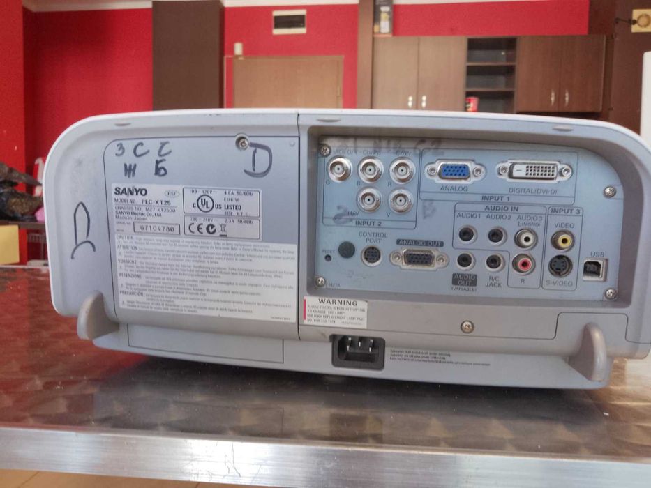 Продавам проектори-2 броя