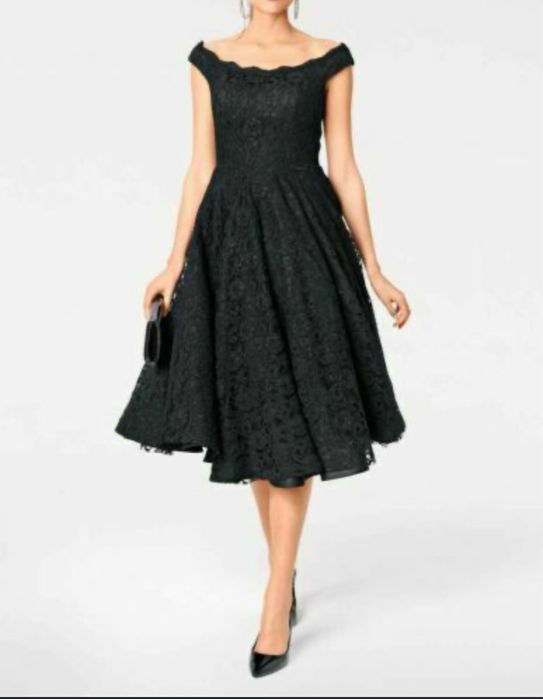 Елегантна черна дантелена рокля от Ashley Brooke