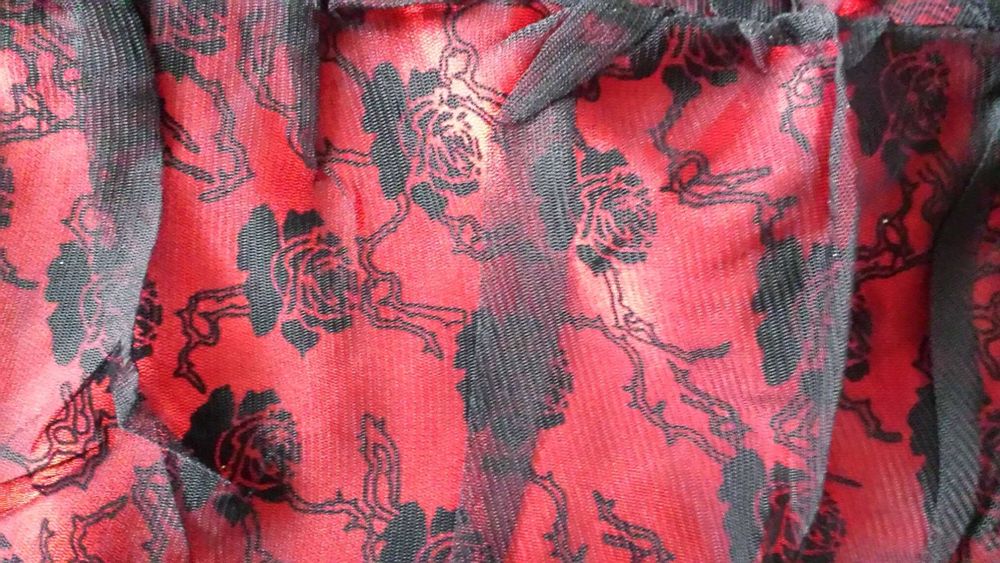 Готическа рокля в червено и черна дантела от UK - Hell Bunny