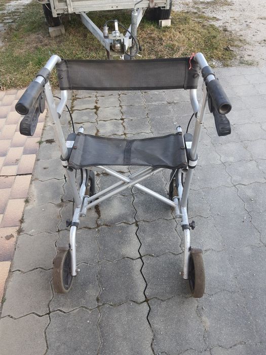 Спомагателна количка за възрастни хора