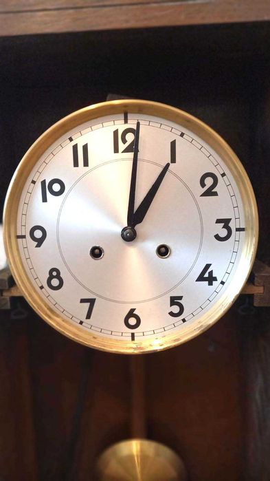 стар автентичен стенен часовник с гонг на цял и половин час