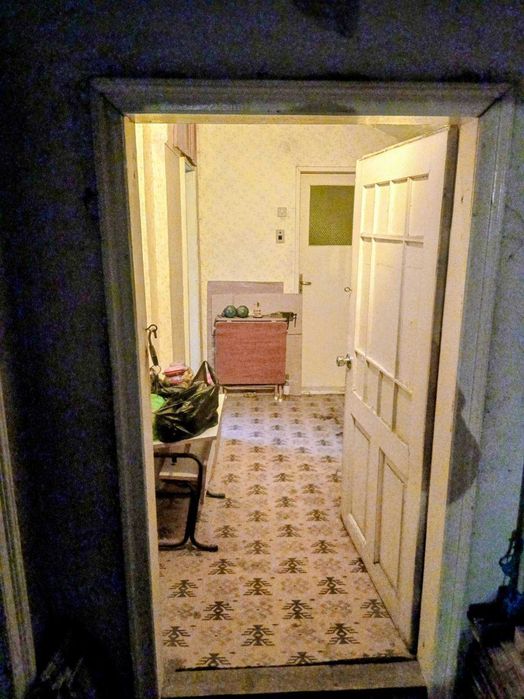 Четиристаен тухлен апартамент с гараж, таванско помещение и дворно място в централната част на Шумен