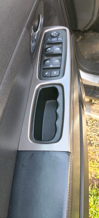 Vând jeep cherokee  ediție limitată 4x4 primul proprietar în România