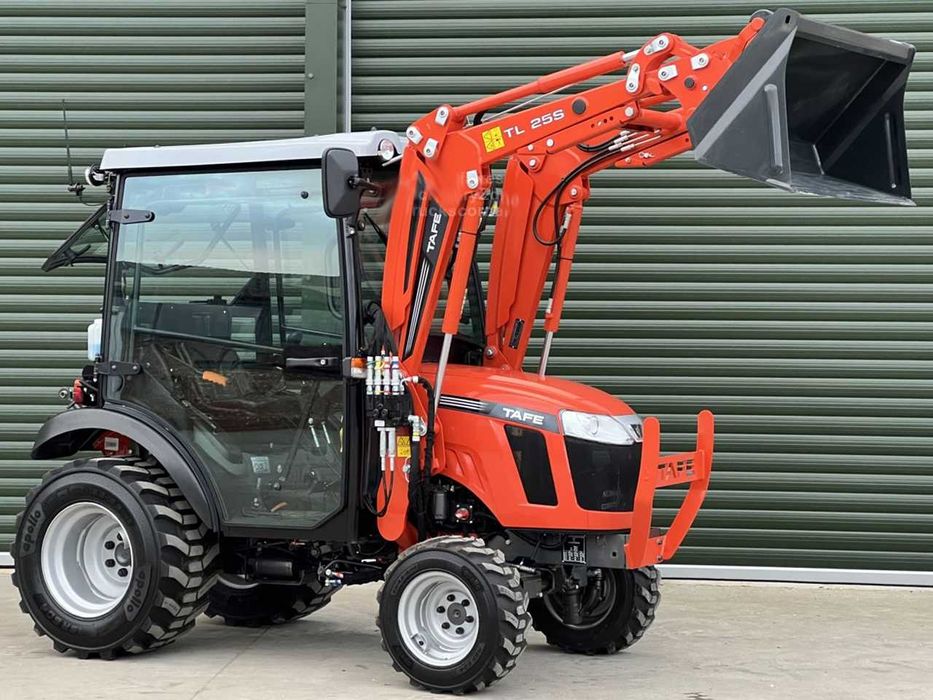 Колесный трактор Tafe 6028M CAB