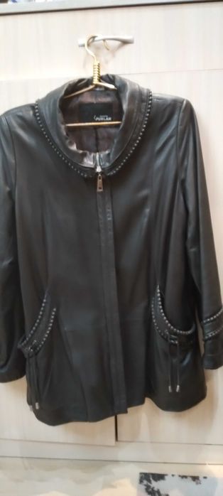 Куртка женская кожаная темно серого цвета 52раз.