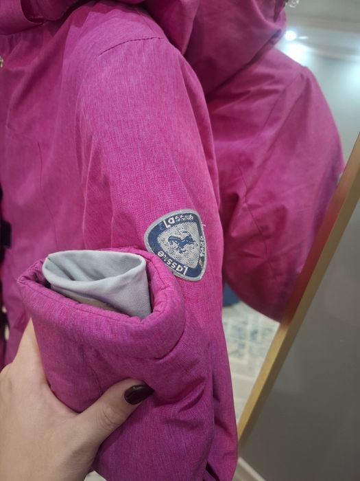 Продам 2 куртки для девочки на 8-9 лет