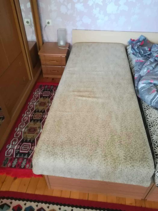 Единични легла съединени на спалня