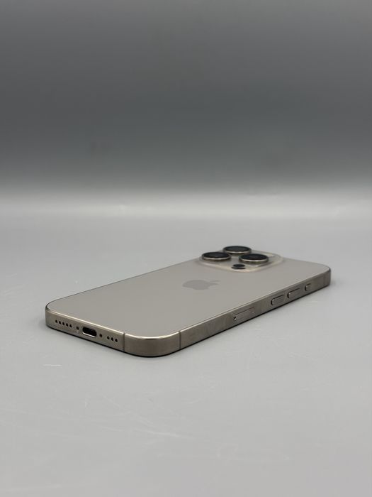 iPhone 15 Pro / 256 GB / Baterie 90% / 693 Cicluri / Natural Titanium