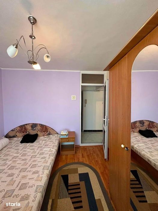 De vanzare apartament 3 camere și 2 balcoane, zona centrala Roman Voda