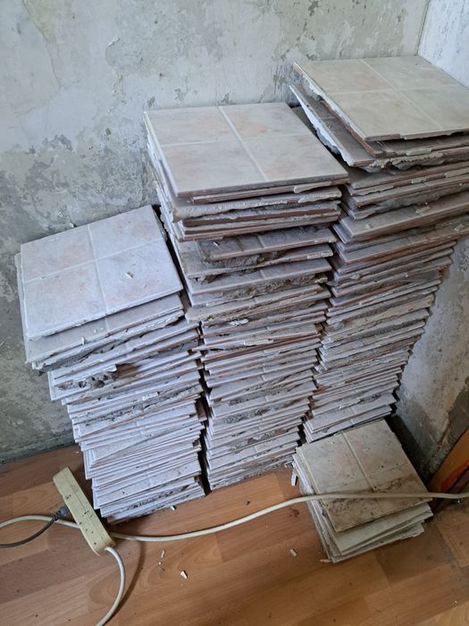 Продам плитки кому надо