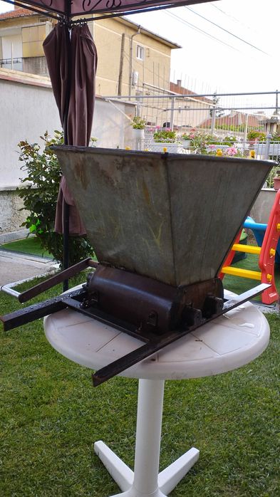 Машина за мелене на грозде