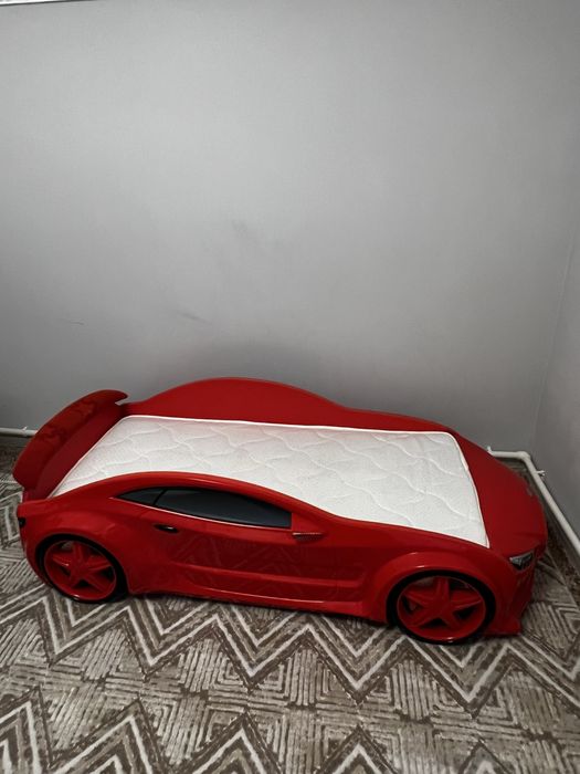 Детская кровать в виде машины