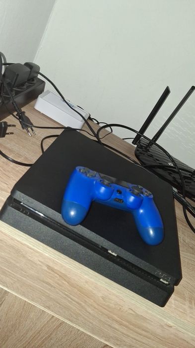Vând ps 4 aproape nou toate cablurile si 2 jocuri gta 5  si fifa 17
