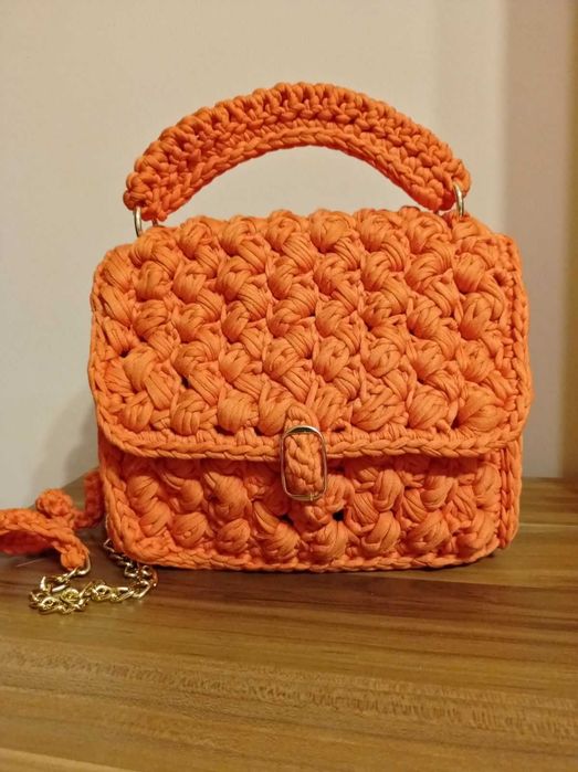 Дамска чанта ръчно плетена