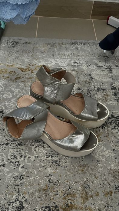 Продам босоножки