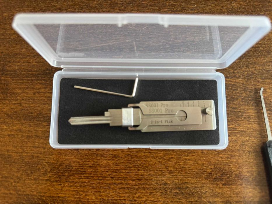 Универсален ключ + Шперцове за ключалки