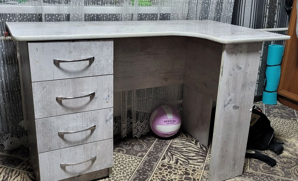 Продам  Компьютерный / письменный стол с ящиками