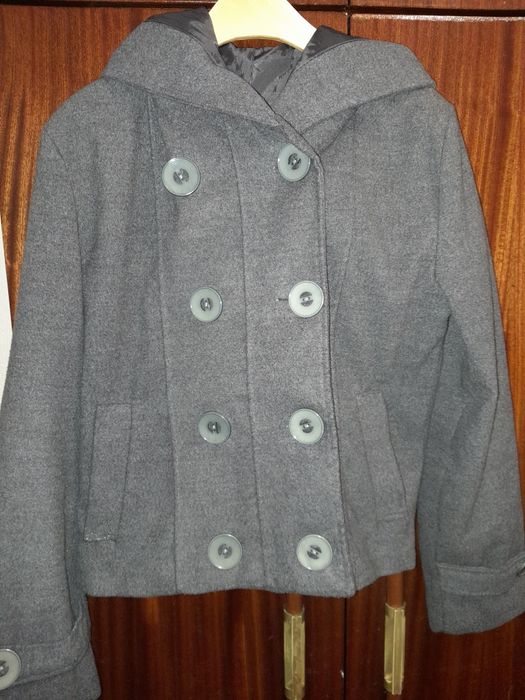Късо сиво палто с качулка