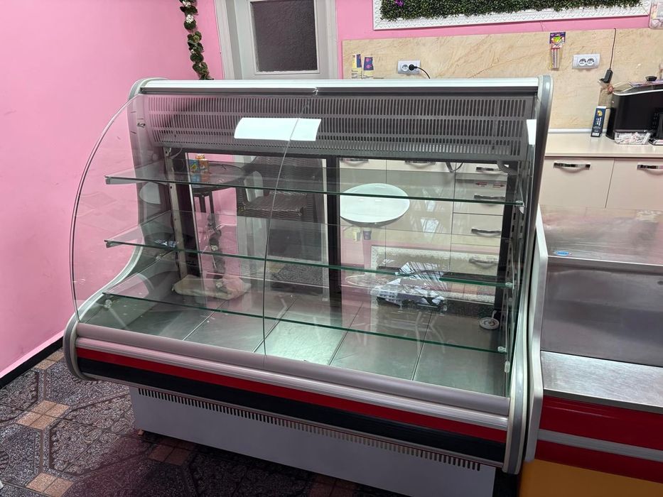 Сладкарска витрина