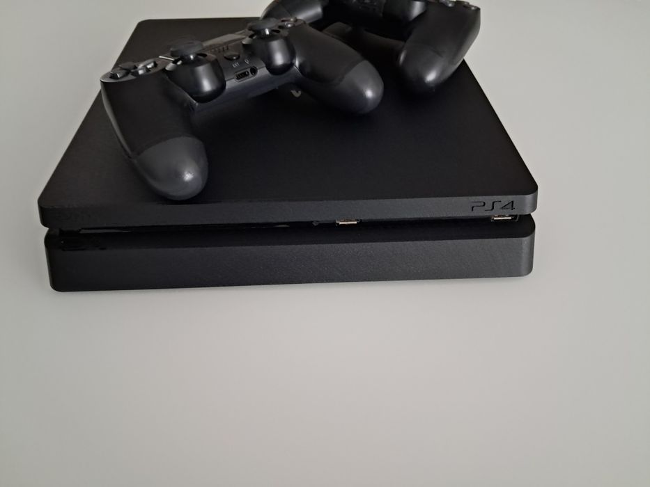 PS 4 с две конзоли и  игри към него