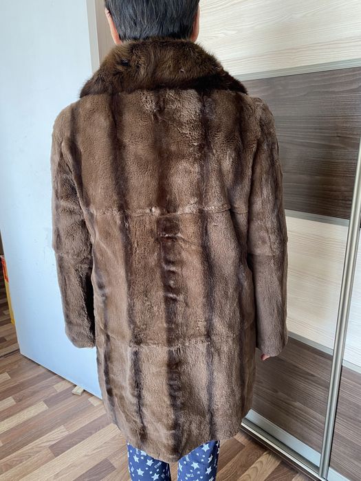 Продам шубу (воротник норка)